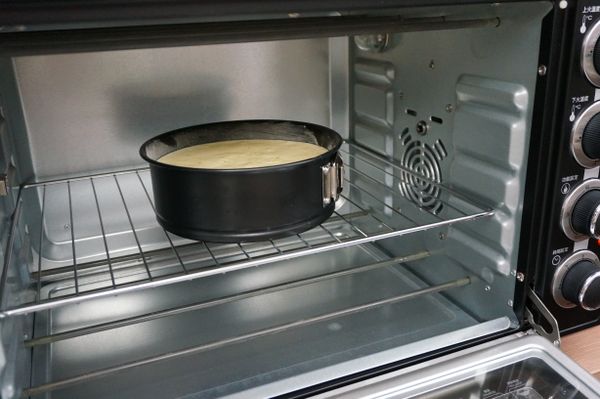 放入烤箱中以上火150度，下火170度烘烤約35分鐘，以竹籤插入不沾黏即可。