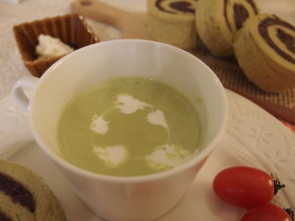 稍涼後薄淋少許鮮奶油及完成!