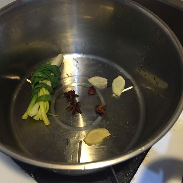 取內鍋後，放入青蔥、薑片和八角
