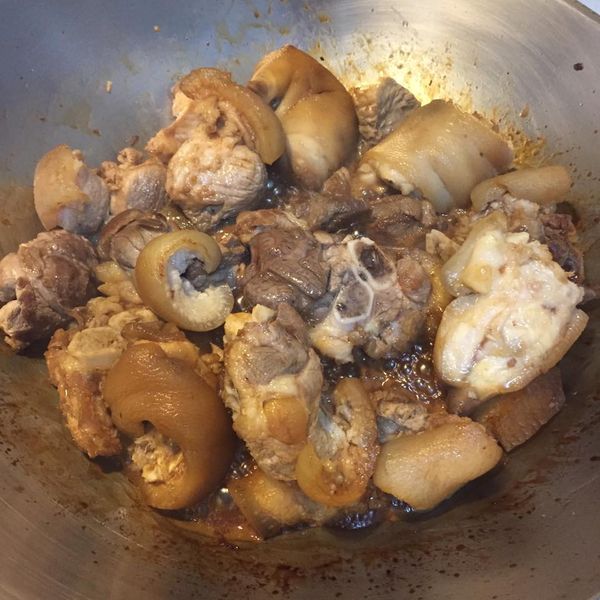 4.蓋上鍋蓋小火煮十分鐘，讓豬腳吃進去醬汁