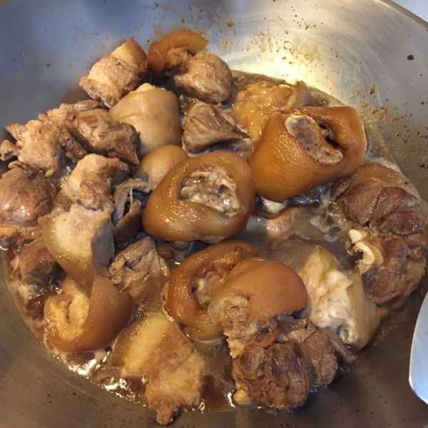 5.加入蓋過豬腳的水量後，大火煮滾