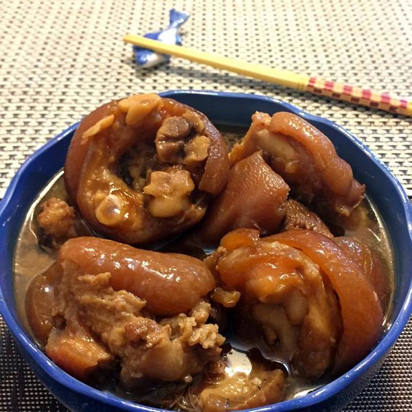 貼心小提醒：
1.豬腳在川燙前，要把豬毛拔乾淨，豬皮的部份用刀子刮一刮去角質，吃起來會更滑順，有些賣攤販會先處理好了
2.調味上可以依個人喜好做增減，有人不喜歡八角可以不加，喜歡蒜頭的也可以加進去
3.青蔥綁起來是因為，不會讓煮的過程中煮爛在湯裡而不好撈起