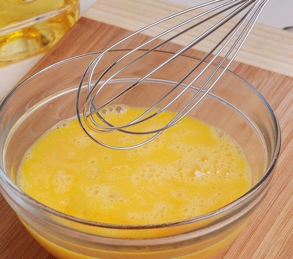 櫻花蝦洗淨，蔥切蔥花備用。將蛋打散，加入醬油調味。（口味較重者可再加一點鹽巴或增加醬油）