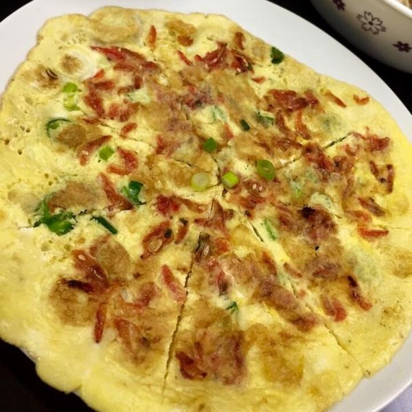 起油鍋，倒入蛋液。灑上櫻花蝦、蔥花，待蛋液凝固，灑上胡椒粉即可裝盤。