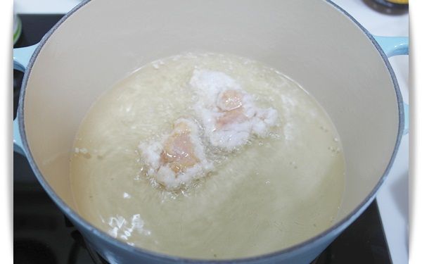 鍋中倒入適量的油~~

以中火加熱至170-180度~筷子放下有泡泡浮上即可下鍋!!!

將雞肉炸至顏色變成金黃且熟就完成啦>////<