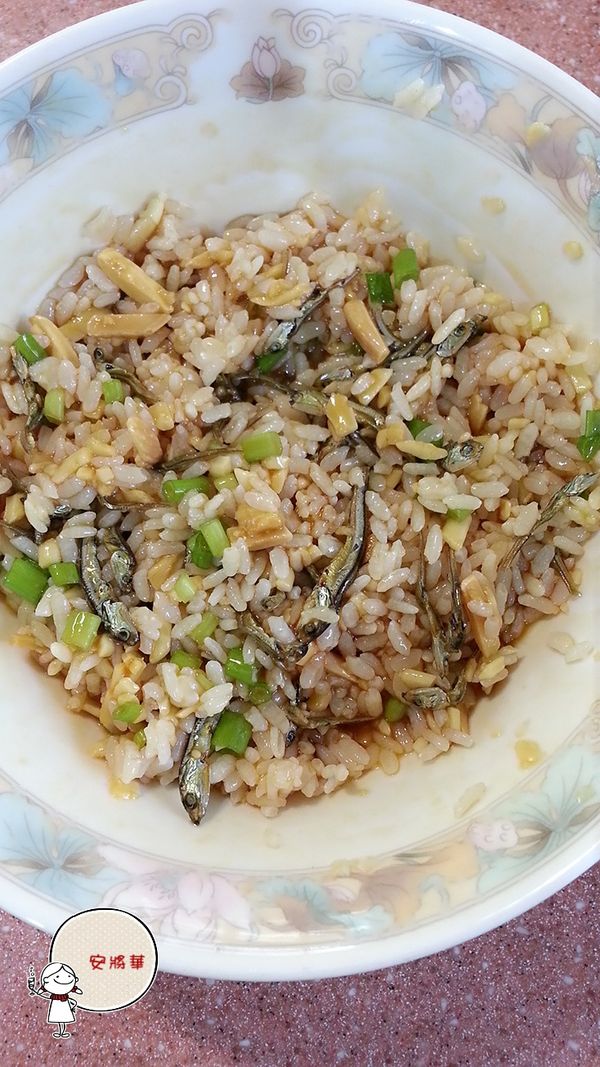 全部拌勻，靜置15分，讓飯粒吸飽醬汁。