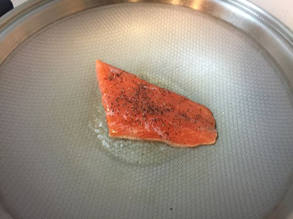 起油鍋將鮭魚兩面煎熟