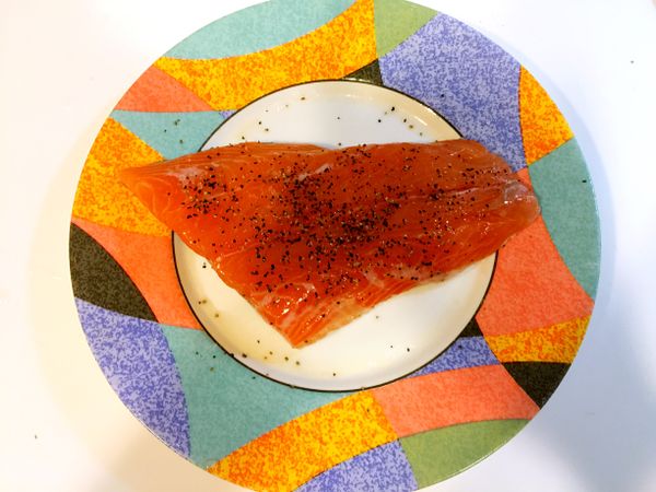 在鮭魚兩面撒上鹽、黑胡椒粉醃漬5分鐘