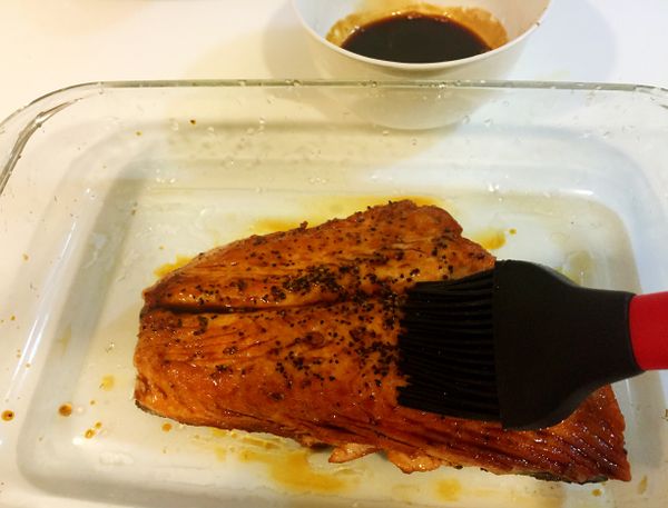 將鮭魚放入烤盤，一面刷上照燒醬，入烤箱烤10分鐘