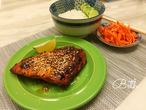 翻面刷上照燒醬汁再烤10分鐘，出爐後擠上檸檬汁，再撒上白芝麻