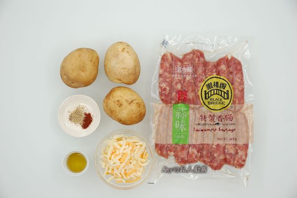 準備材料。紅亮潤澤,是黑橋牌香腸的印象,也是台灣香腸的經典代表。招牌香腸以三分肥肉,七分瘦肉比例醃製,堅持以純豬肉及豬背脂製作,除了經過12小時低溫醃後， 絞肉充填進腸衣後，再經暖風熟成８小時的厚工製程，才能讓香腸有獨特的「臘味」。