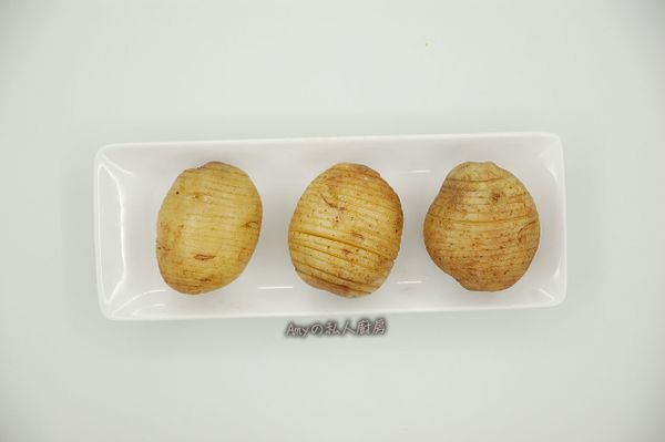 切好的馬鈴薯可先用電鍋蒸熟(外鍋放約半杯水,蒸好跳起即可),或用保鮮膜一個一個將馬鈴薯包好,放入微波爐以700W微波7分鐘即可。