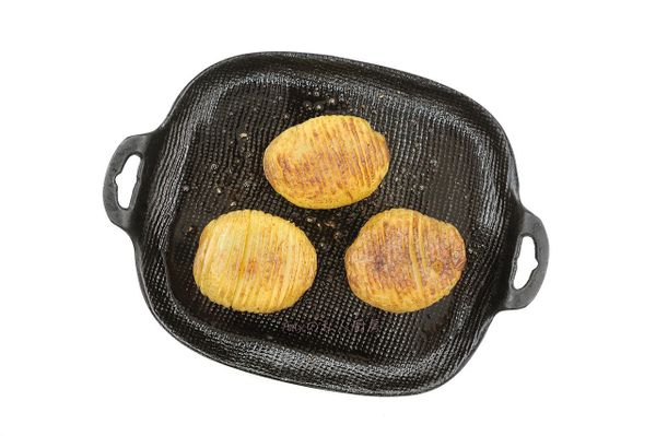 烤箱預熱200度c,將蒸熟的馬鈴薯用刷子刷一層油(這個作法可讓馬鈴薯在烘烤時表皮變更加酥脆),再撒上黑胡椒粉,匈牙利紅椒粉或義式香料粉,鹽少許。放入烤箱以200度c烘烤約8-10分鐘,馬鈴薯表皮金黃即可先出爐。