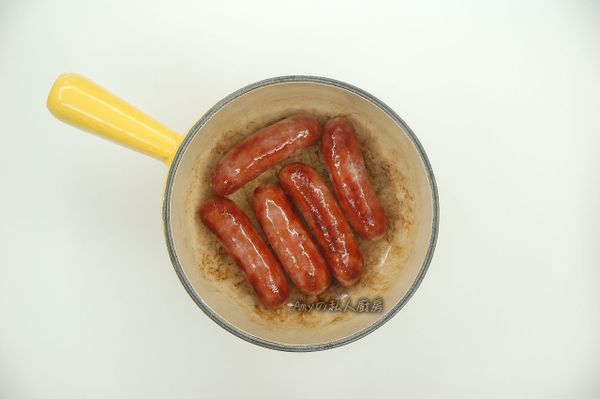 烘烤馬鈴薯的同時,用小火將香腸慢慢煎熟。黑橋牌香腸是用手工分切去除難咬的部位肉之後，加上搭配結實口感Ｑ滑的豬背脂，小火煎會釋放出天然的豬油,有著獨特的「臘味」,光是煎的過程就香氣十足,忍不住讓人想先吃一口呢~呵呵