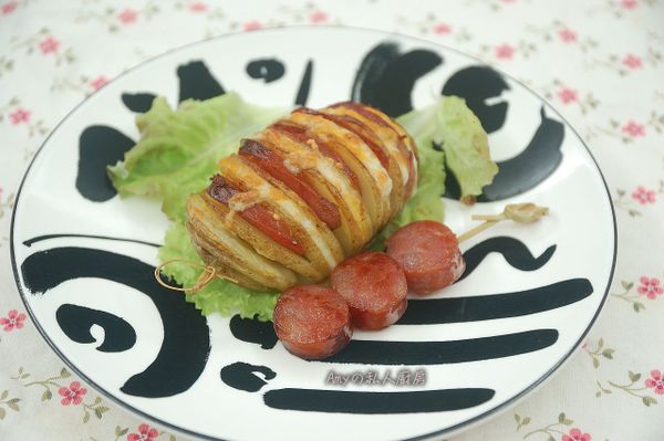 [焗烤香腸馬鈴薯]以多層次的口感交替著,鹹甜交織的香腸,烘烤後肉香四溢,香腸汁多肉質扎實,搭配外皮酥脆內部鬆軟的馬鈴薯,融化的乳酪香氣十足,手風琴的外型讓這道料理吃起來口感十分豐富及有趣,非常適合佳節聚會時享用的美食~