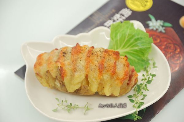 喜歡乳酪的朋友,可以多撒一些乳酪絲在馬鈴薯上,烤出金黃焦香就非常美味了!