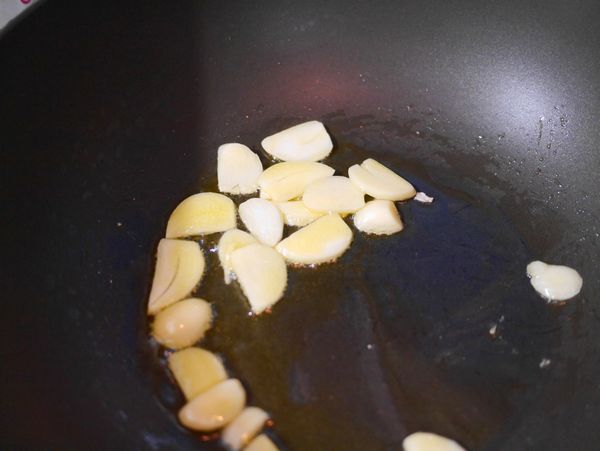 大蒜切片，加入橄欖油加入紅椒粉一併爆香