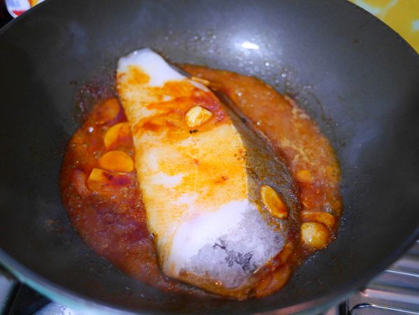 放入鱈魚，略收汁
