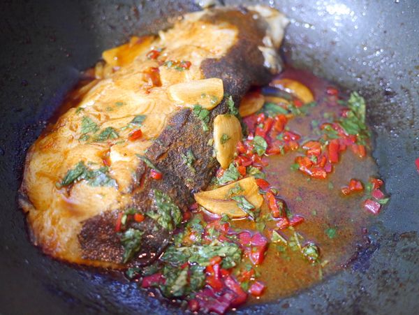 撒上九層塔碎、辣椒碎拌勻、擠上萊姆汁，準備盛盤