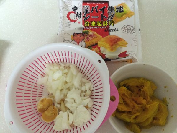 將熟南瓜弄成泥，洋蔥、荸薺切丁，鹹鴨蛋剝殼分成蛋黃及蛋白
