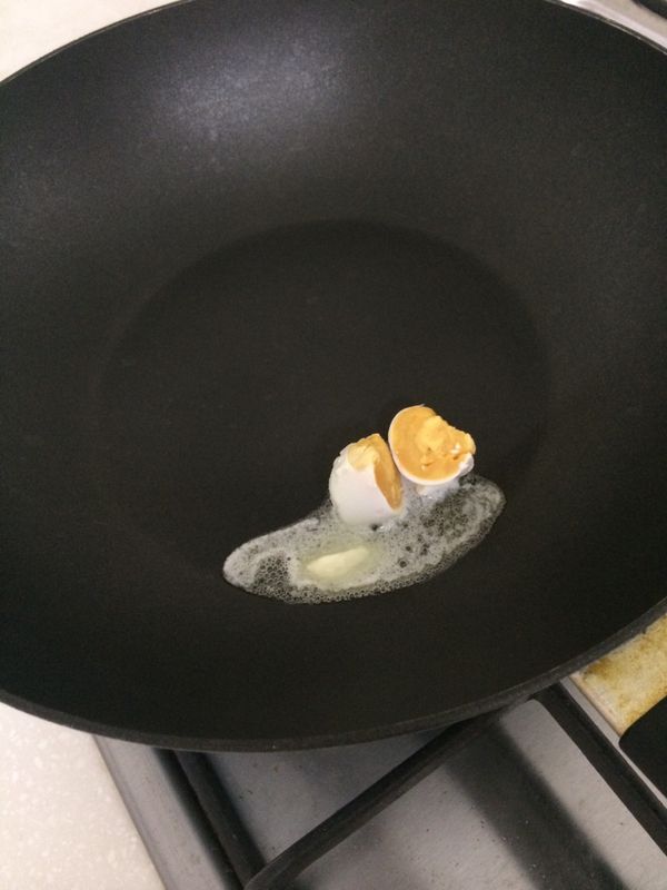 熱鍋融化奶油，將鹹蛋黃放入炒至冒泡