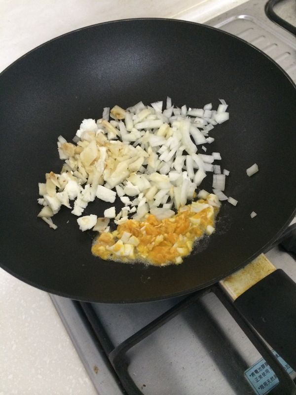 加入洋蔥、荸薺拌炒