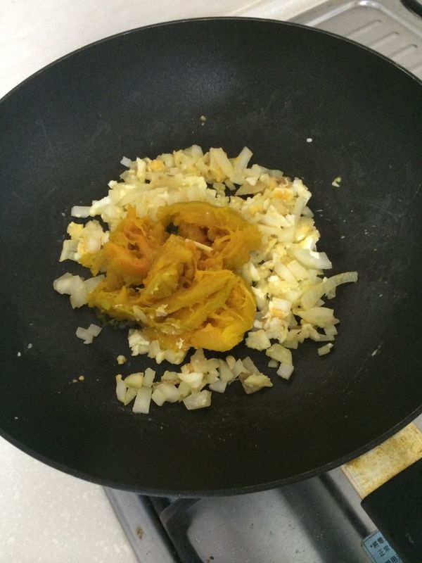 待洋蔥軟化且均沾上蛋黃，再加入南瓜泥拌炒，最後可以加入黑胡椒增添香味