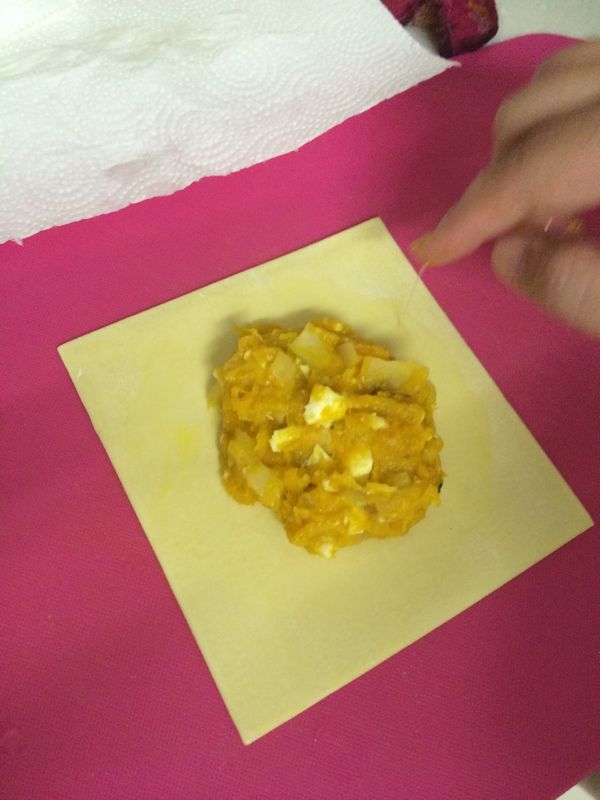 開始組裝。首先在派皮上鋪上餡料，並在外圍塗上雞蛋液