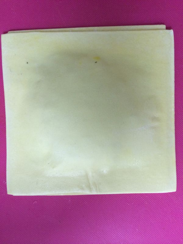 鋪上派皮，然後用手指在餡料外圍處稍微壓實，不需太用力