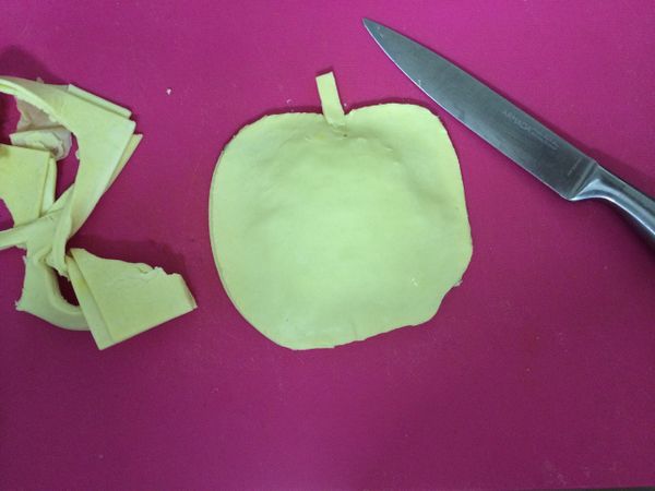 用刀子切割成南瓜形狀