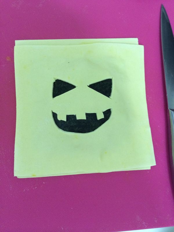 也可以將上層的派皮先切割出五官，再放在海苔上