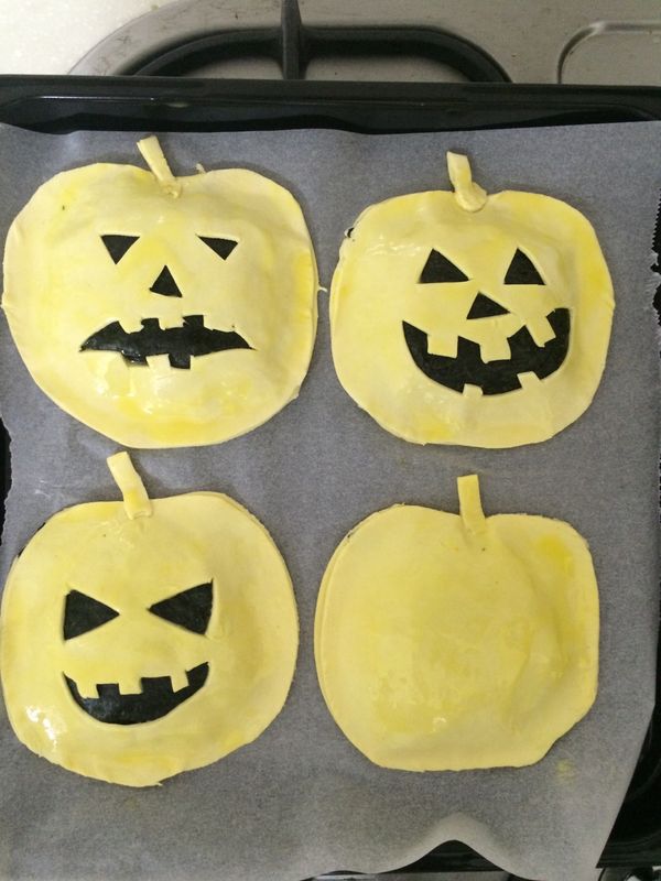 將完成的派放在烤盤上，在表面塗上蛋液