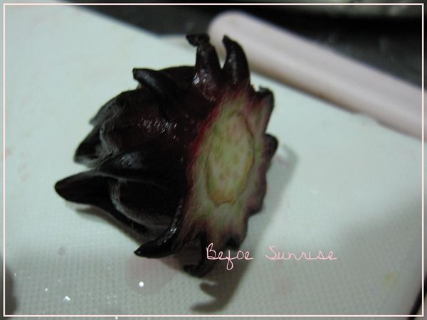 新鮮洛神花全部洗淨後，從底部切下一小片，再由底部將種籽往上推出，只留花瓣的部份。