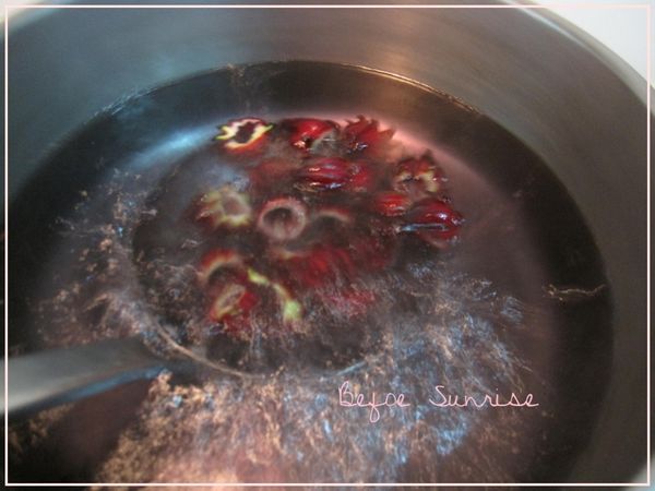 起一鍋熱水，分批將新鮮洛神花放入氽燙5-6秒