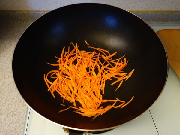 冷鍋加入少許橄欖油後，熱炒紅蘿蔔絲至微軟。