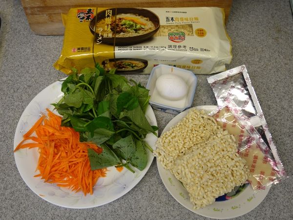 備料：紅蘿蔔切絲、地瓜葉去尾(較硬之處)後洗淨。