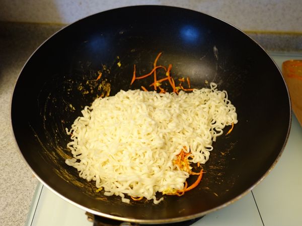 再加入七分軟硬的五木肉燥味拉麵稍微拌炒。