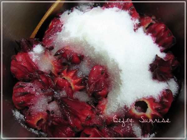 放涼的洛神花，加入糖500g及檸檬汁，全部攪拌均勻至無明顯糖粒