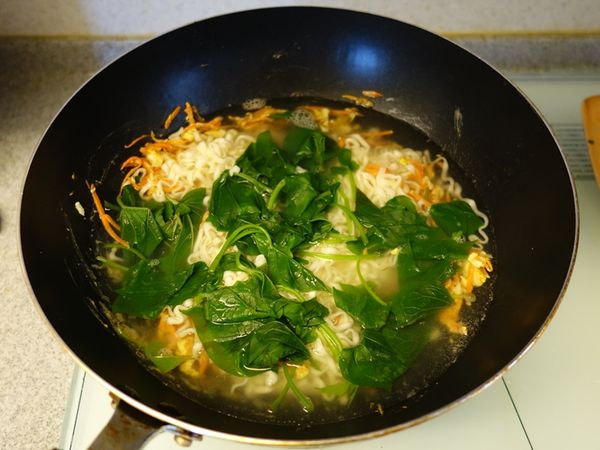 清燙好的地瓜葉連同滾水倒入炒鍋內，攪拌均勻即可上桌。