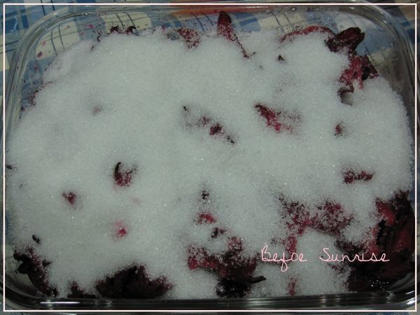 將拌好的洛神花放入可密封的玻璃容器中，上方舖上糖500g