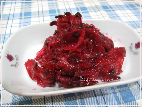 開封後將洛神花汁液瀝出後，即可食用