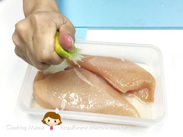 將檸檬切半，把檸檬汁擠在雞胸肉上