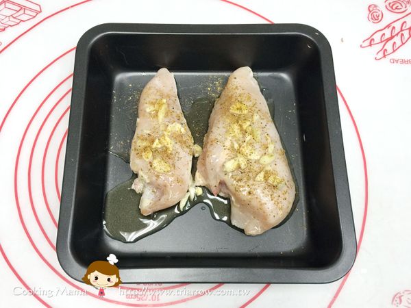 醃漬約30分鐘後，淋上橄欖油準備進烤箱