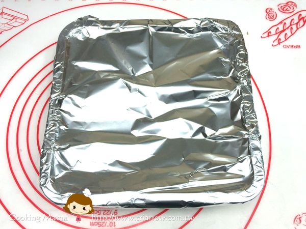 烤模上覆蓋鋁箔紙，避免雞胸肉烤焦