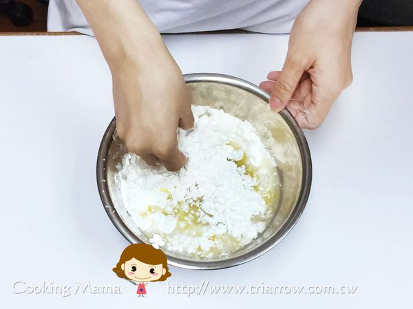將製作餅皮的材料全部攪拌均勻，冰水可留20CC左右，若麵糰太乾再分次加入