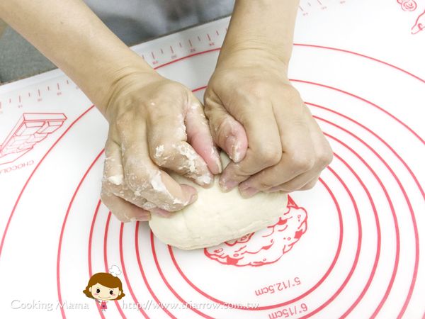 不用揉到出筋，只要揉成團就可以將麵糰靜置，也不用放到發酵幾倍大