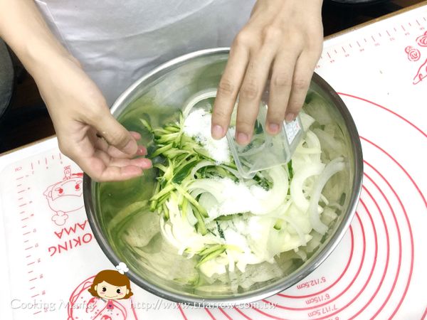 將小黃瓜跟洋蔥切絲，加入鹽巴