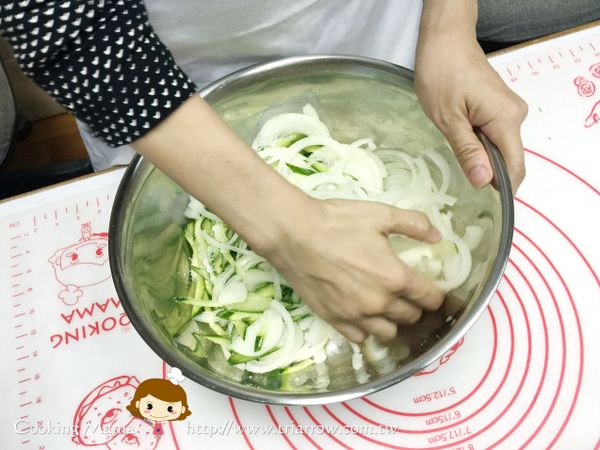 加入鹽巴後稍微攪拌均勻，邊攪拌邊擠壓，讓洋蔥去腥辣，也讓同時去除兩者多餘的水分