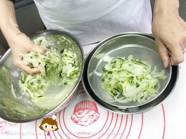 約攪拌擠壓5分鐘後，瀝乾過水清洗掉多餘的鹽巴