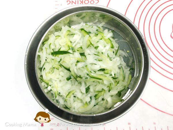 清洗完後，靜置一旁，待完全瀝乾水分備用